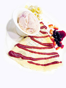甜薄饼配草莓奶油和冰淇淋图片