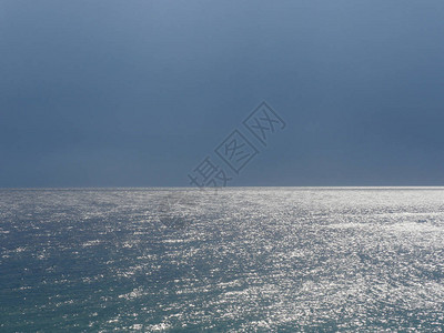 蓝色海平面景观图片