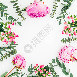 粉红色花朵的花丛白色背景上的超立方和叶树枝平图片