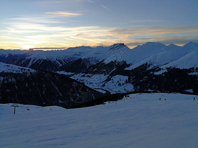 瑞士达沃斯日落后的滑雪场和雪山图片