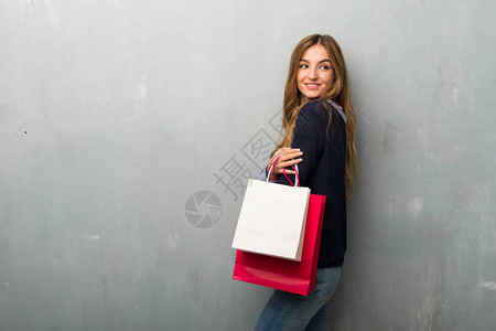 带着购物袋的女孩笑着看背景图片