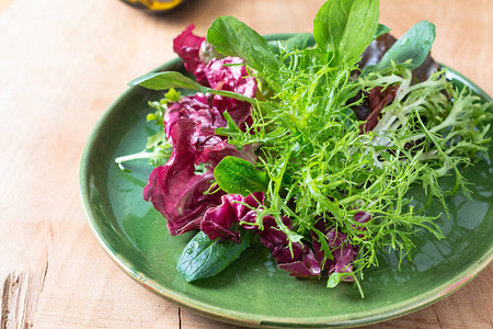 将蔬菜沙拉混合成绿色板块中的蔬菜沙拉图片