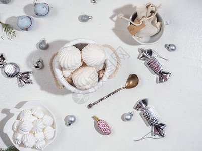 圣诞树玩具环绕着糖果和棉花糖灯图片