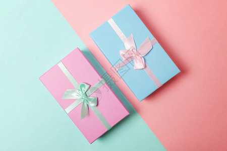 小礼品盒包裹着粉色和蓝色纸图片