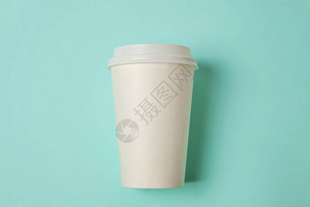 简单平躺设计纸咖啡杯在蓝色柔和的彩色背景外卖饮料容器早上好醒概念饮料样机模板顶背景图片