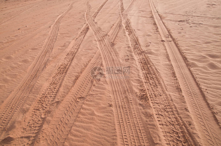 一辆吉普车在沙漠Wadi图片