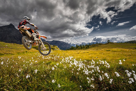 在山上与摩托车越野赛跳跃背景图片
