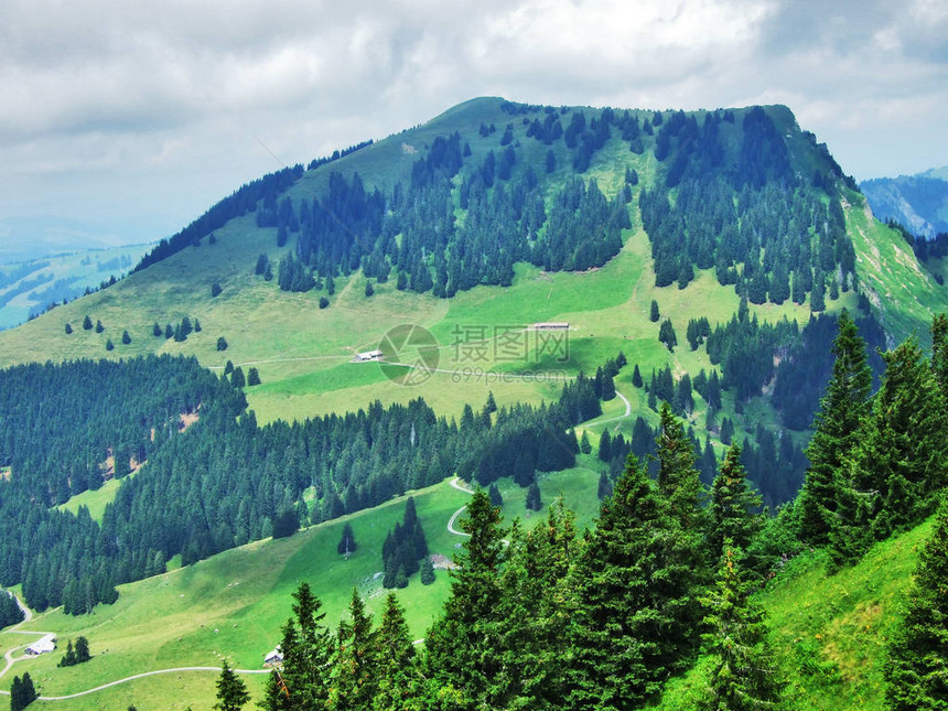 Obertogogenburg山的Stockberg峰顶图片