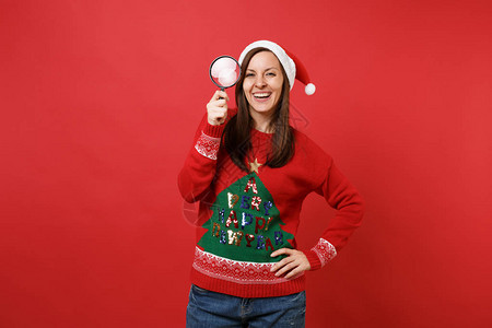 笑着穿针织毛衣的年轻圣诞老人女孩图片