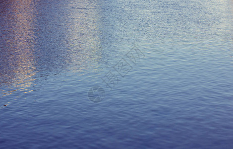 蓝色的水波纹自然背景图片
