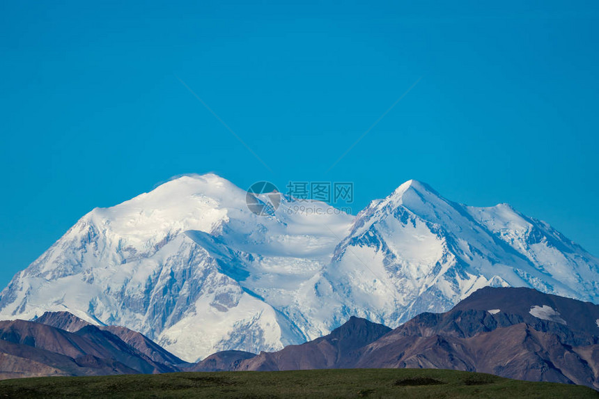 Denali公园与山顶全景在蓝色的天空中清夏日晴天负空间图片