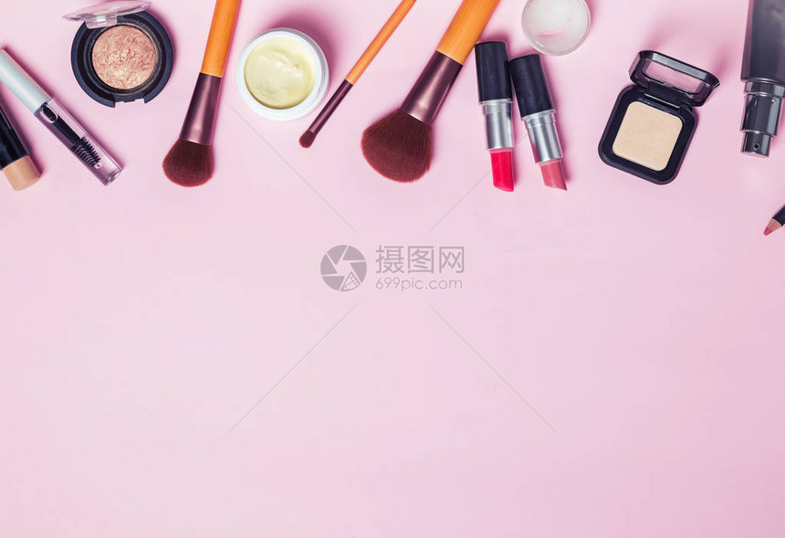 粉红色背带上的粗鲁和化妆品图片