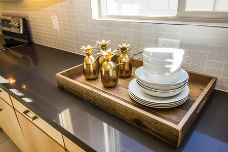 现代厨房柜台上的木制托盘图片
