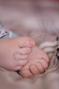 睡觉的可爱小男孩的脚图片