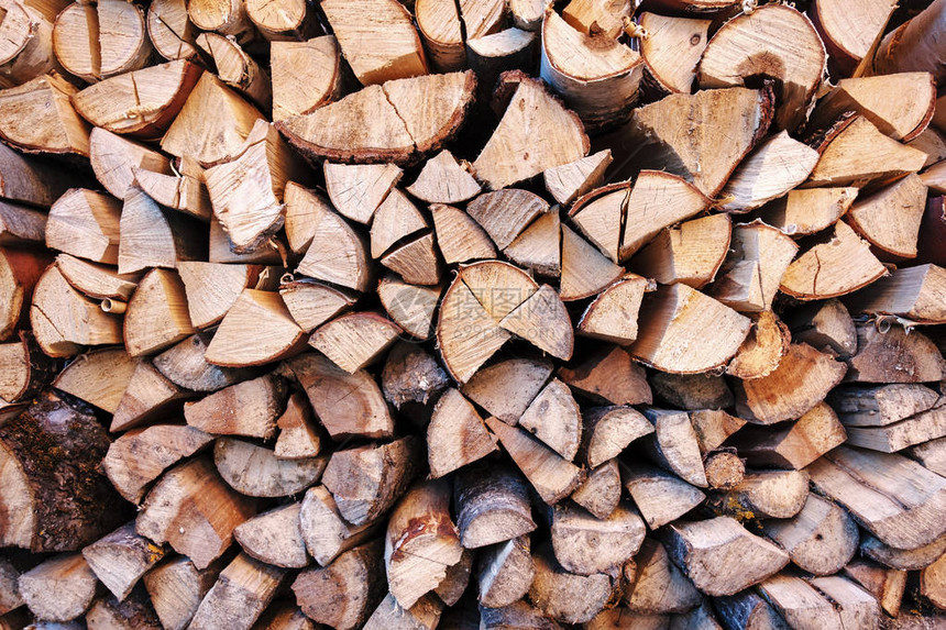切碎的木柴或原木的背景纹理在冬季燃料堆叠中结束图片