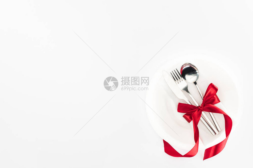 从上方的餐具由节日彩带包着的餐具被白色的圣情人图片
