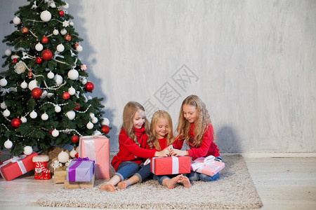 3个女孩打开圣诞礼物圣诞图片