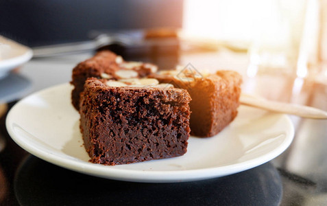 桌上的布朗尼蛋糕一块巧克力蛋糕可图片
