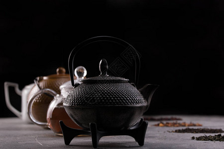 静物为一张茶卡不同品种的茶叶和茶壶喝茶的图片