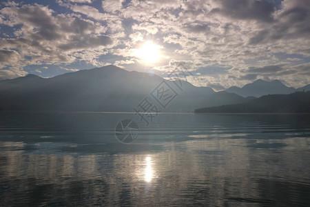 美丽的山湖风景图片