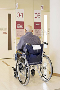 在医院里坐轮椅的老人或图片