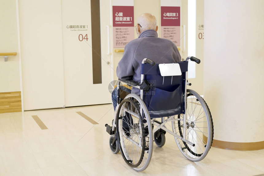在医院里坐轮椅的老人或图片