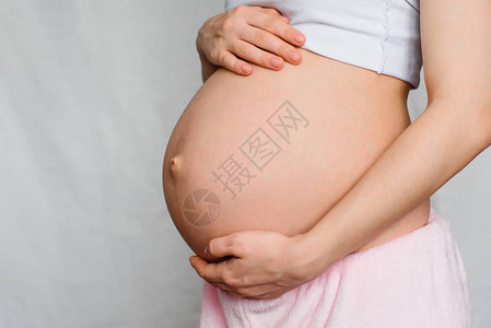 怀孕的女孩轻地拥抱图片