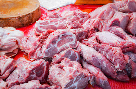 市场上的新鲜猪肉烹饪食图片