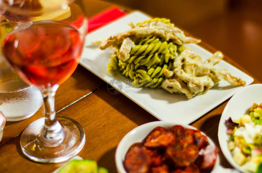美味的意大利面食肉和酱意大利菜快简单饭图片