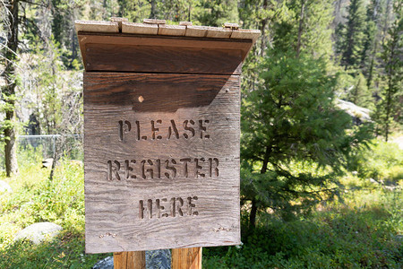 Idaho森林的签名站要求徒步旅行者和露营者在此登记请在此登记图片