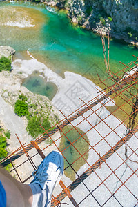 横跨黑山莫拉卡河的超长悬索铁桥背景图片
