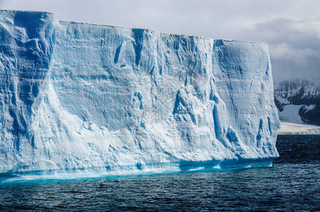 一座巨大的板状冰山漂浮在南极半岛最北端的布图片