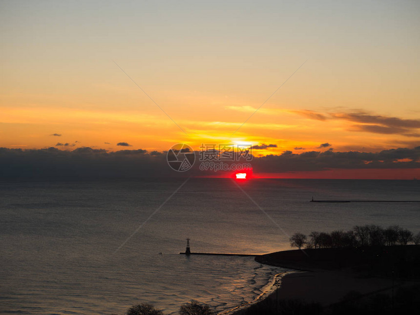 芝加哥生动的红色橙和黄色日出的美丽航拍照片图片
