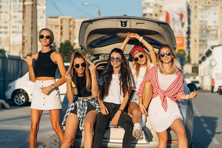 5个年轻女子在停车场玩得开心图片
