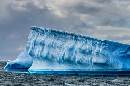 巨大的冰山漂浮在南极半岛最北端的布朗拉夫海岸图片