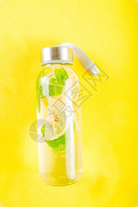 玻璃瓶装自制柠檬水夏季健康饮概念含注水亮时潮背景顶视图片