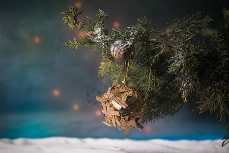 圣诞装饰松树枝上的小玩意儿图片
