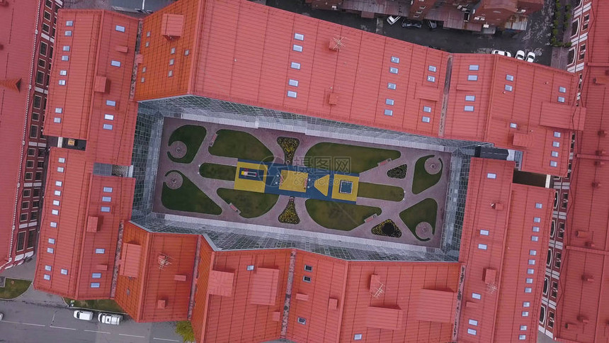 建筑物中心开放空间的顶视图夹子在带有红色屋顶和镜面内立面的闭环建筑中心放松身图片