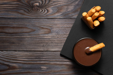 最美味的甜美小点心金面包棒和巧克力背景图片