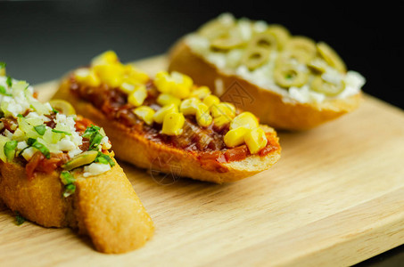 午餐桌上的传统西班牙小吃迷你三明治食品套装美味小吃图片