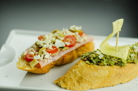 午餐桌上的传统西班牙小吃迷你三明治食品套装美味小吃图片