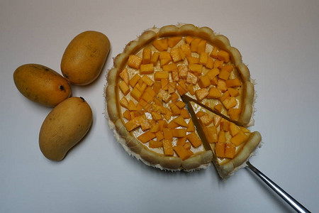 带芒果芝士蛋糕的新鲜芒果饼图片