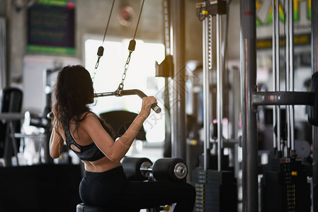 运动女孩在健身房锻炼图片