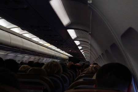 飞机起飞和降落天空的乘客图片