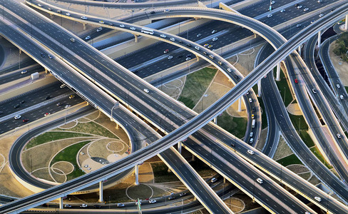 高速公路交汇处城市交通桥物流的鸟瞰图道路和车道十字路口背景图片