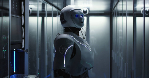 数据中心机架中服务器机房走廊中类人白色机器人与硬件一背景图片