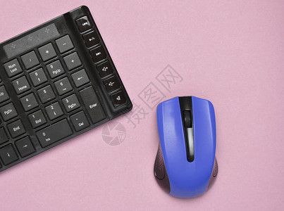 无线鼠标和键盘在蓝色糊面背景中被孤立顶视图图片