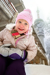 冬季户外年轻可爱的小孩图片