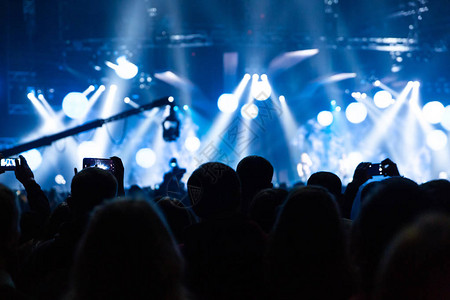 音乐会的剪影观众看向舞台在摇滚音乐会上聚会的人音乐派对音乐剧集团剪图片