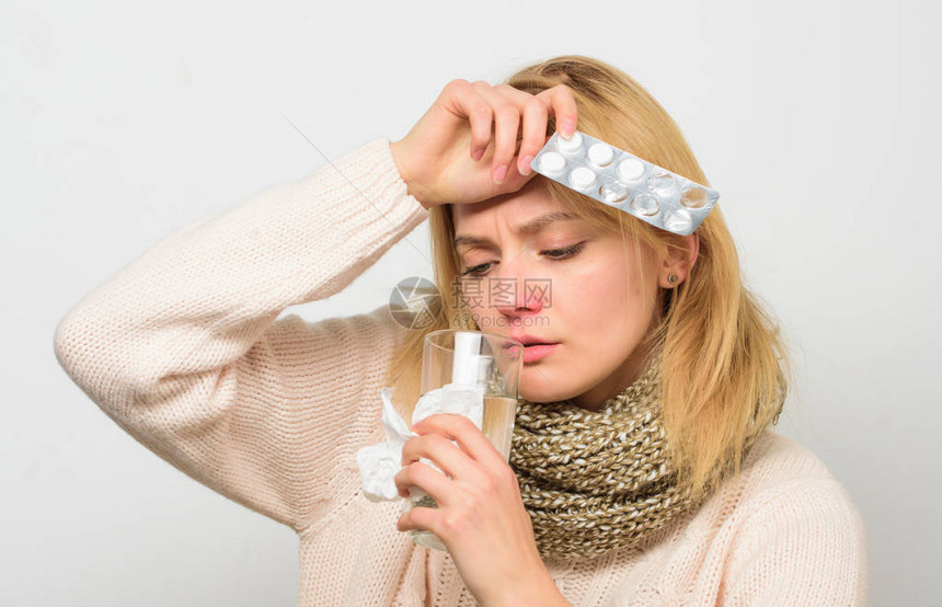 头痛和发烧的补救措施女人凌乱的头发围巾拿着药片水泡治疗发烧的指南服用药物以减少发烧最好的退烧药女图片